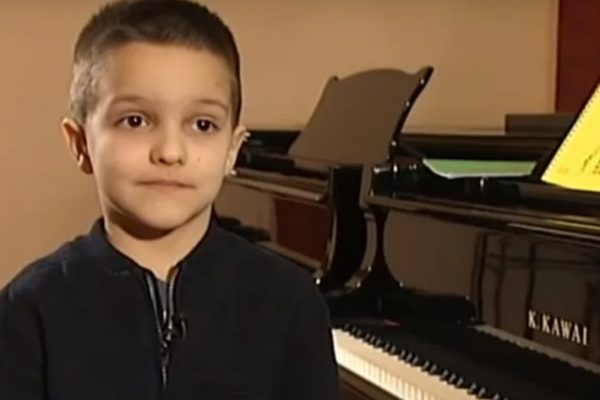 Марко из Новог Сада са 2 године научио да чита, са 4 да свира клавир, а данас има преко 50 композиција